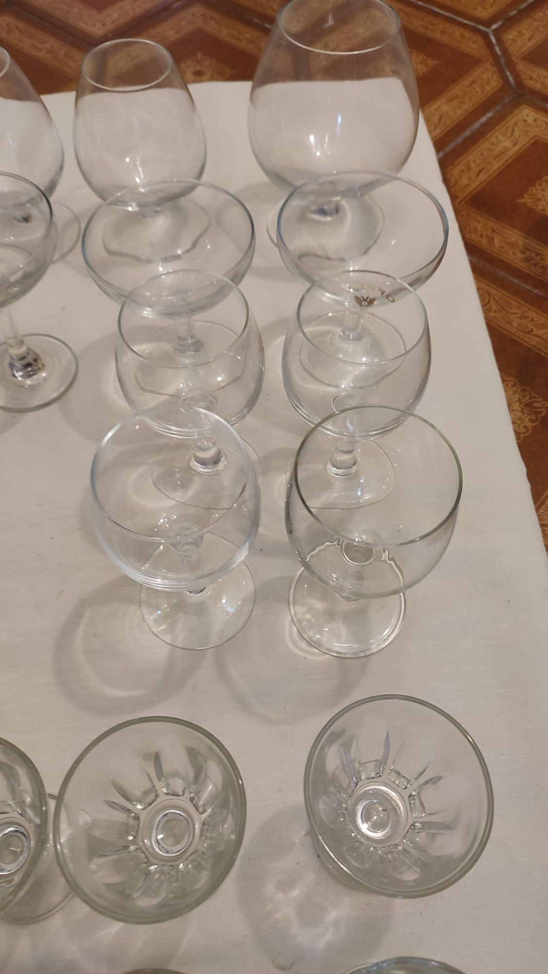 Vários copos sortidos em vidro