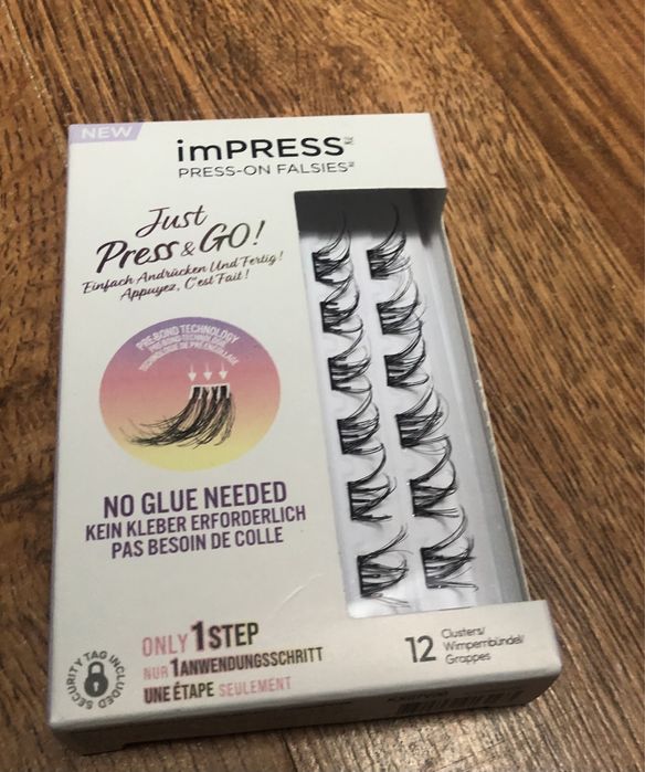 Kiss sztuczne rzęsy samoprzylepne w kępkach  imPRESS Edgy Wispy 12 szt