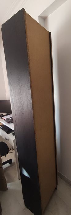 Móvel Billy IKEA com porta de vidro