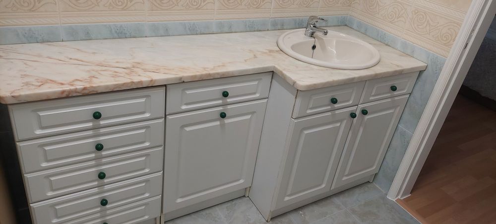 Movel de casa de banho com espelho e pedra mármore. 
Dimensões
- 195 c