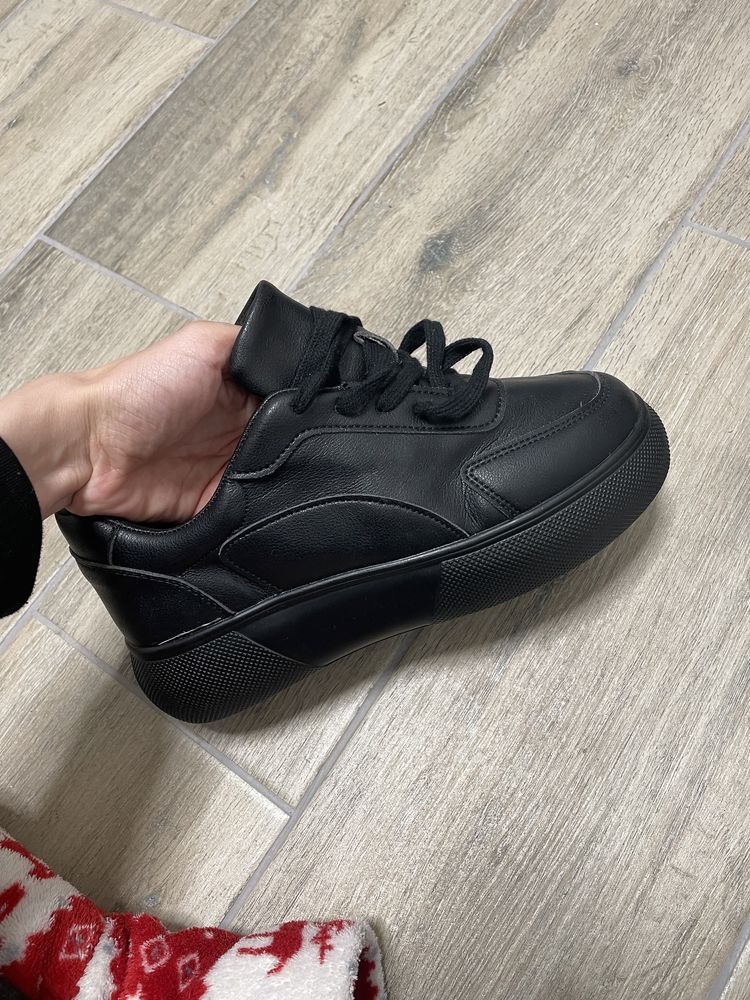 Нові чорні кросівки на підошві