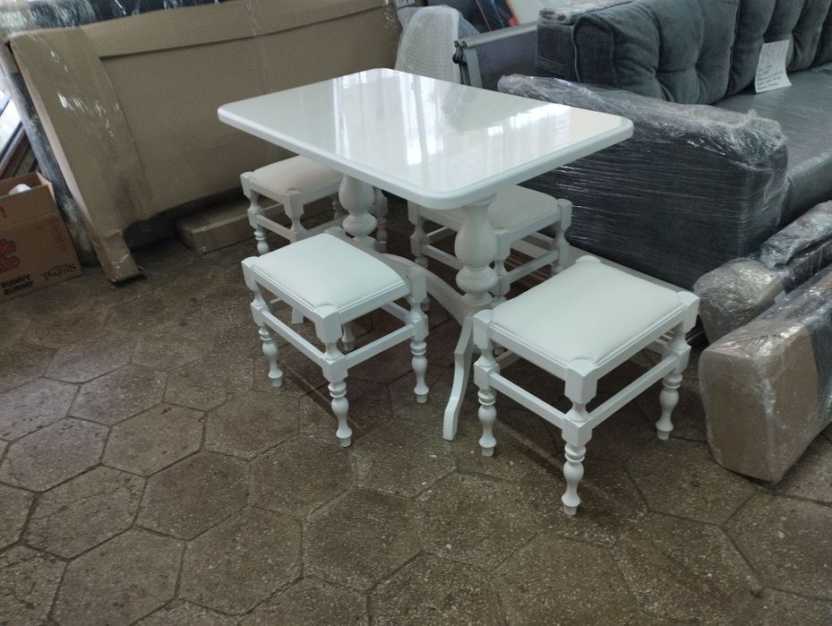 Стіл кухонний і 4 табуретки