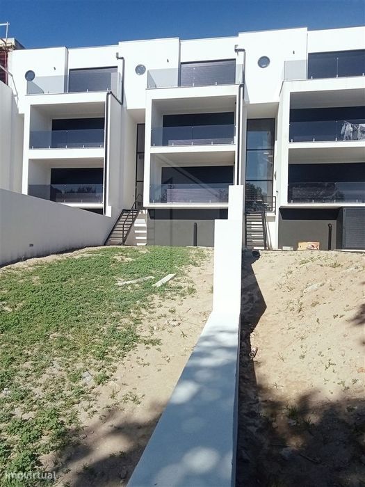 Moradia em banda em Santa Lucrécia