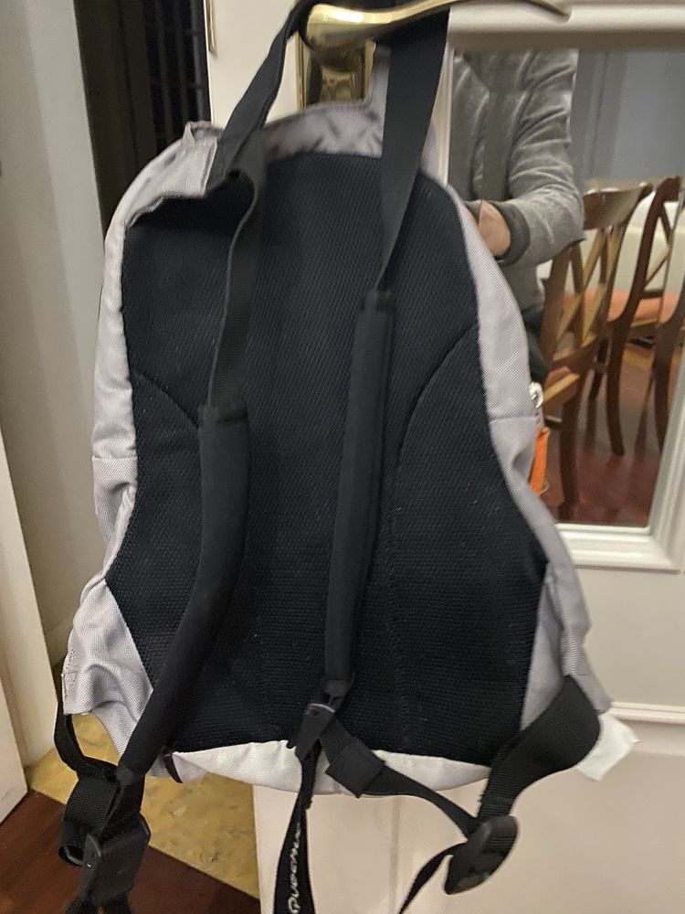 Mochila marca Quechua cinzenta clara