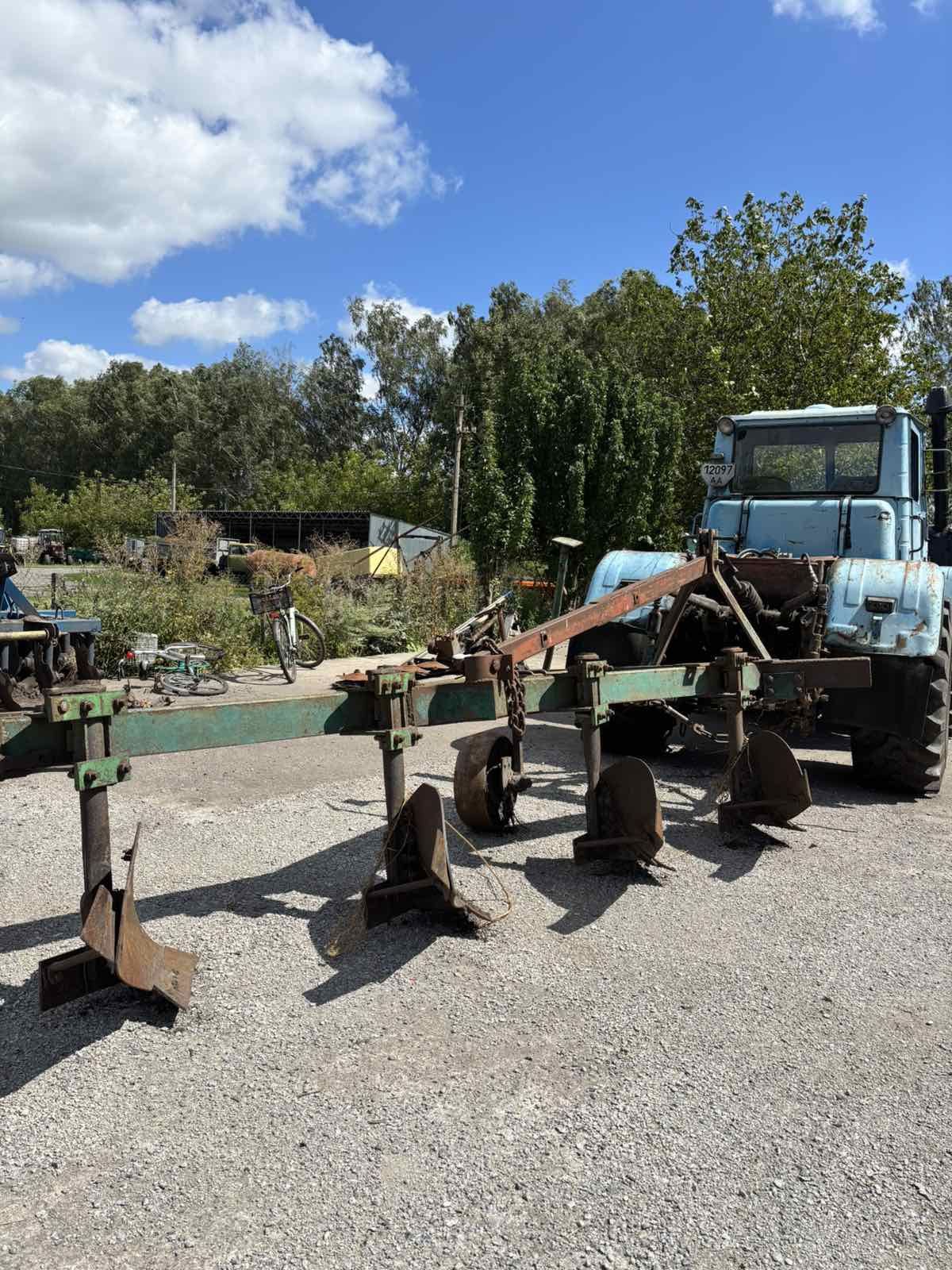 Продам трактор т-150 із плугом..