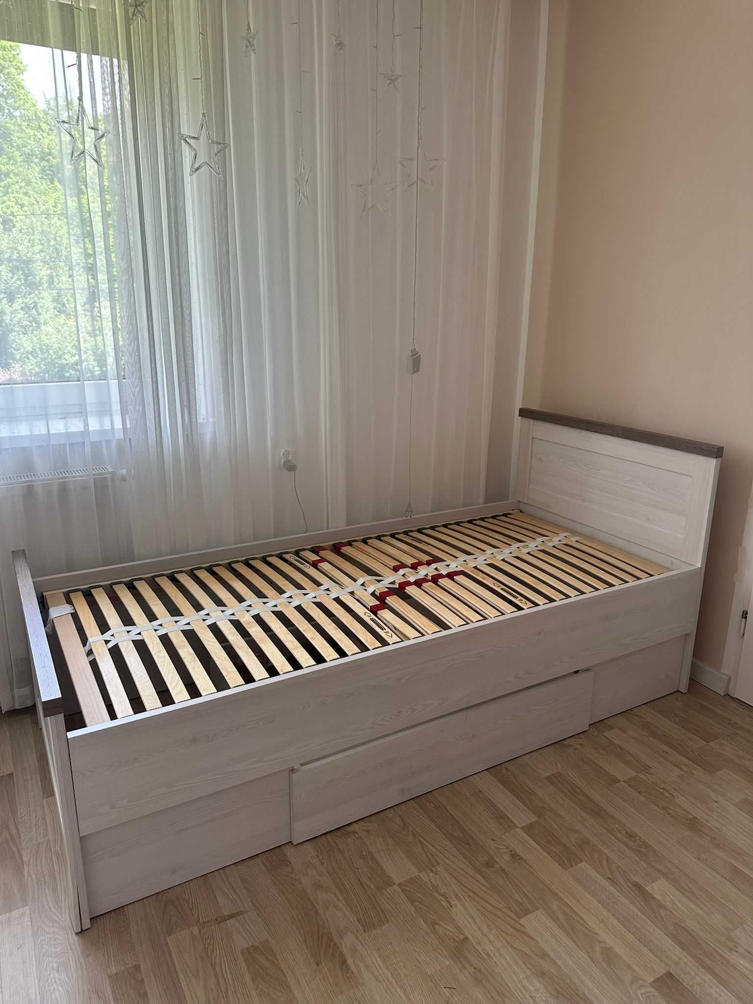 Dwa Łóżka ze stelażami i materacami 90x200  250 PLN za sztukę