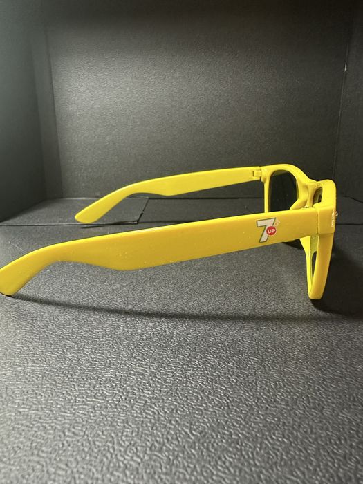 Óculos de sol amarelos da 7UP - Gênero Ray-Ban Wayfarer