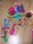 Zestaw zabawek lalki lalek polly pocket zjeżdżalnia basen fryzj