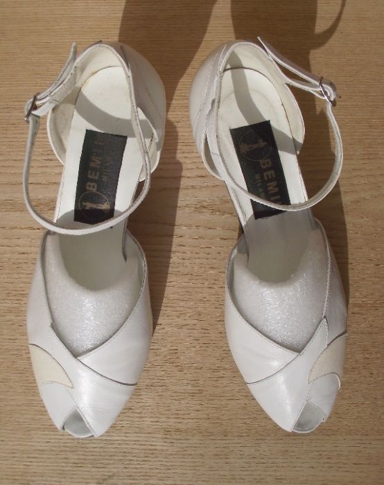 Босоножки туфли белые каблук свадьба 37 разм. Очень дёшево!