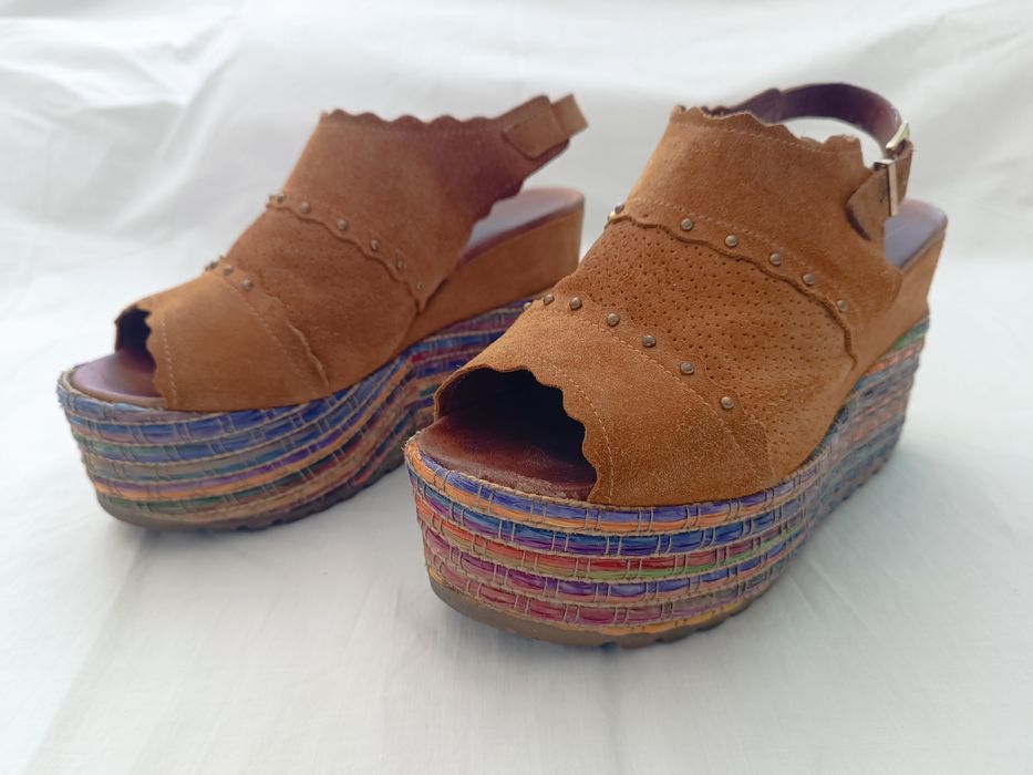 Sandálias compensadas