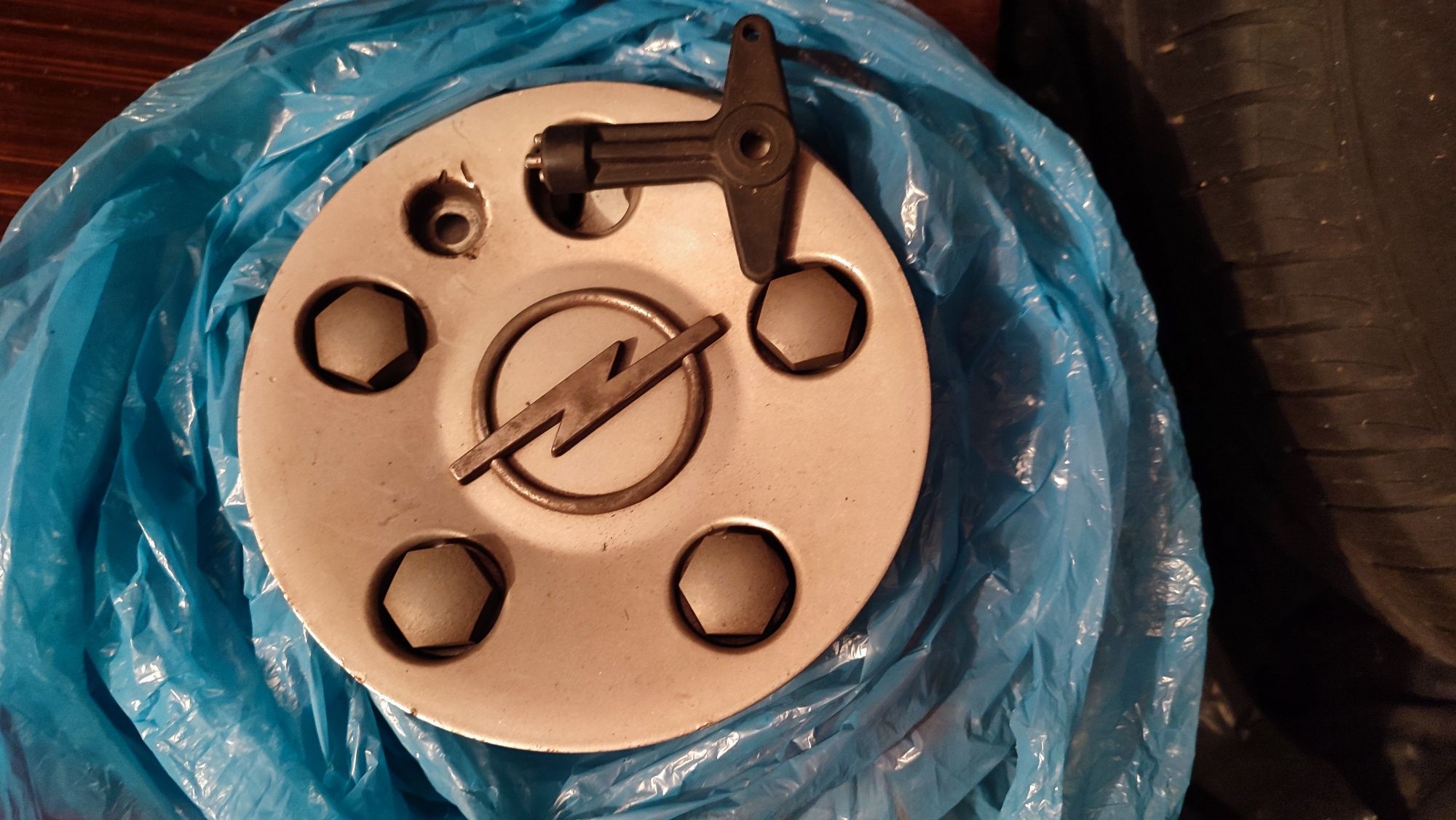 Felgi aluminiowe 15 cali opel  wraz z oponami w dobrym stanie
