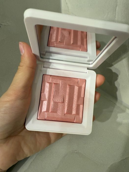 Haus Labs bio-radiant gel-powder highlighter rose quartz róż
