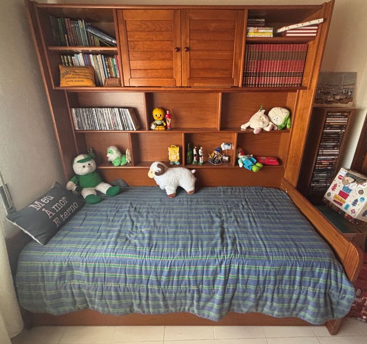 Móvel de quarto, colchão incluído