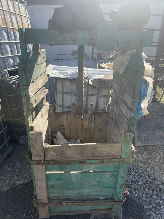 Продам прес для макулатури