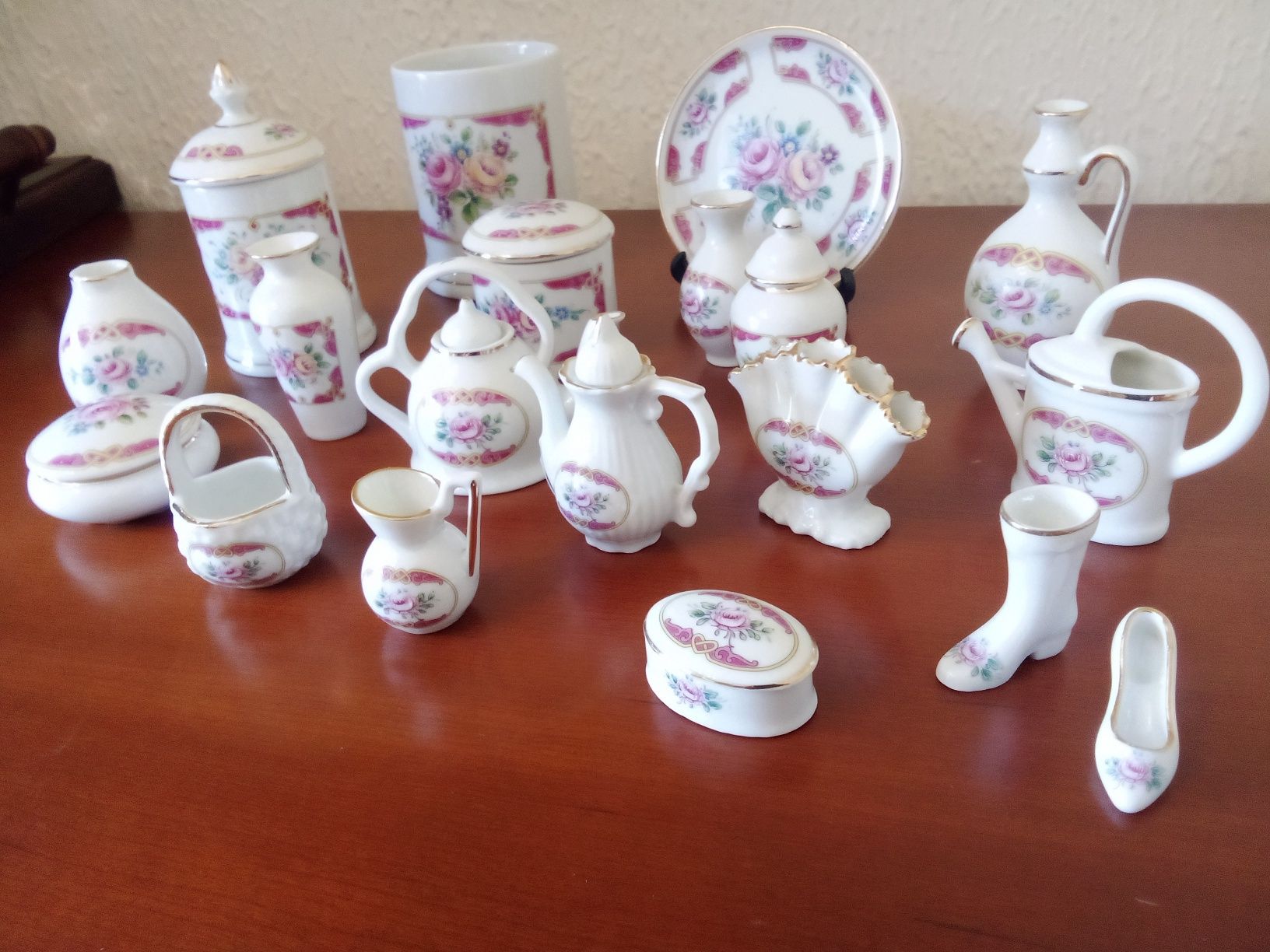 Peças de Porcelana em Miniatura.