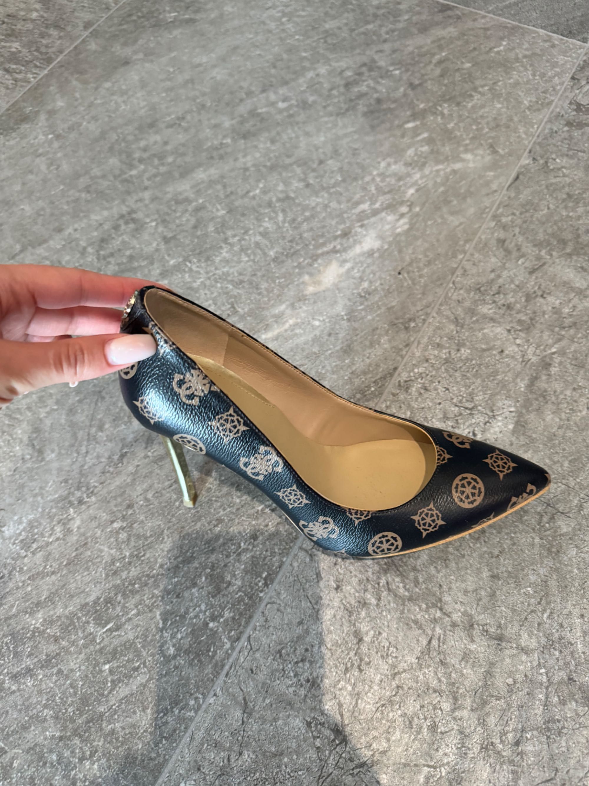 Buty szpilki marki Guess