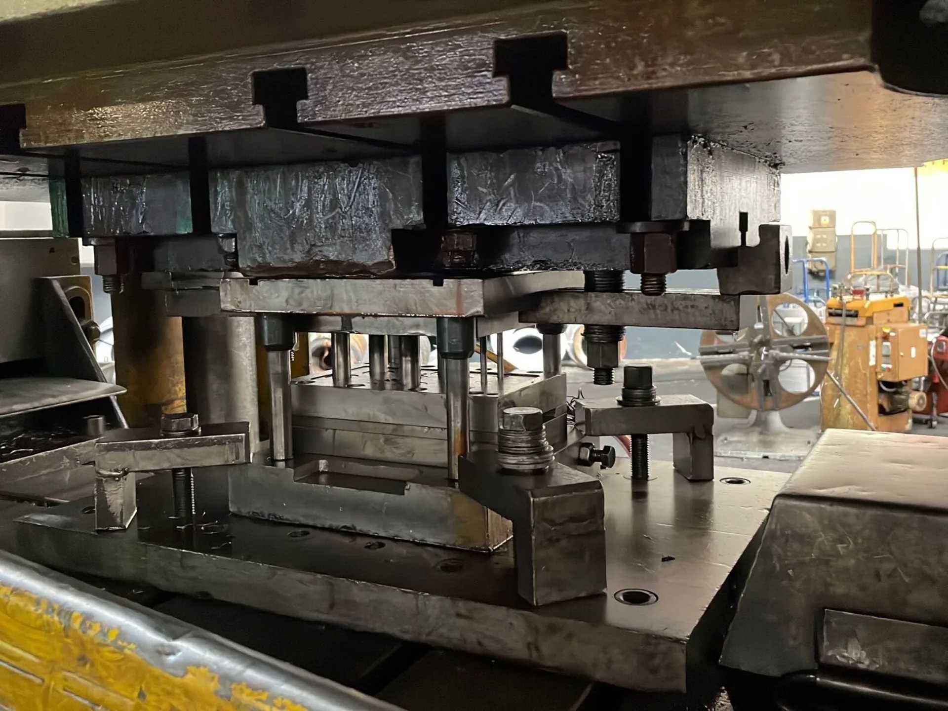 Prasa automatyczna szybkobieżna z podajnikiem i obcinakiem  40 ton