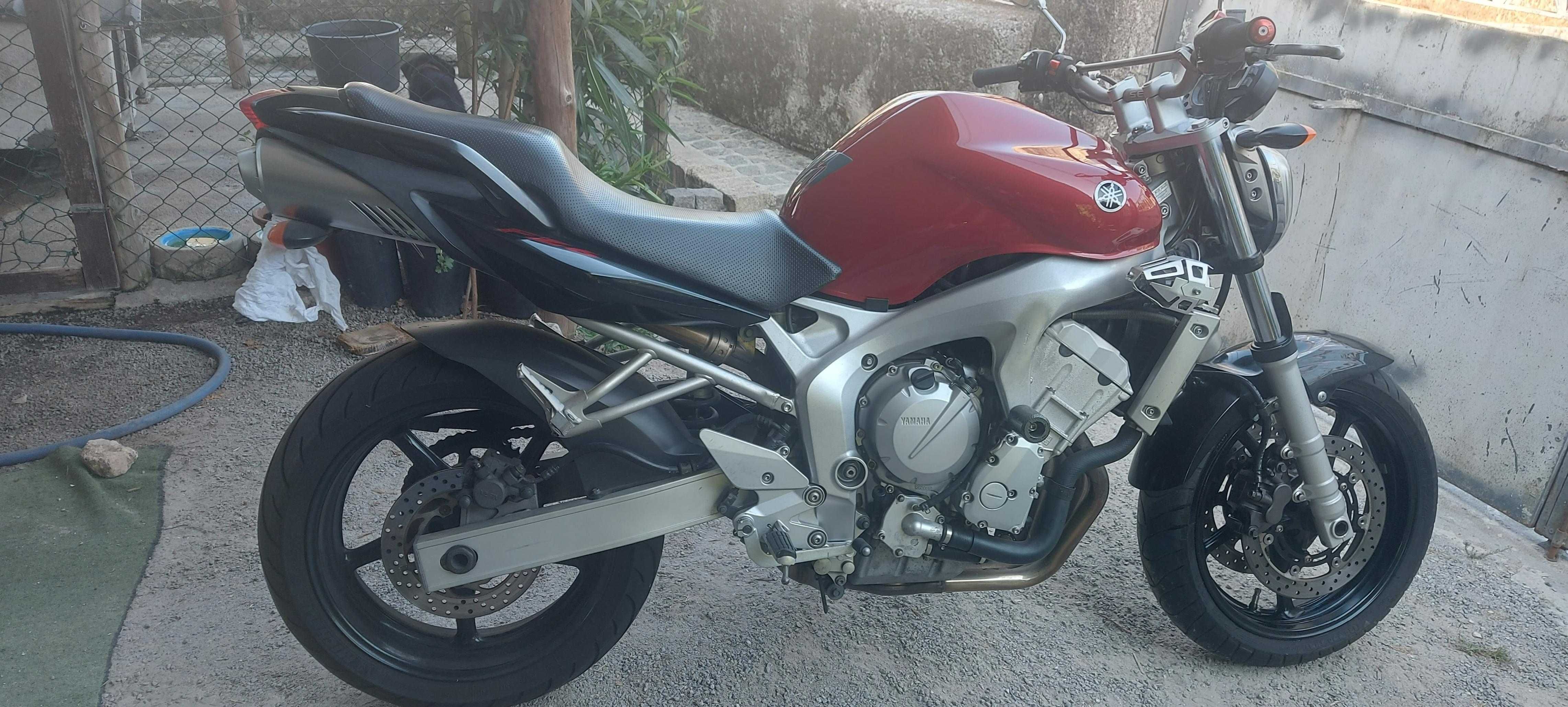 Vendo Motociclo  YAMAHA FZS 600 em excelente estado.