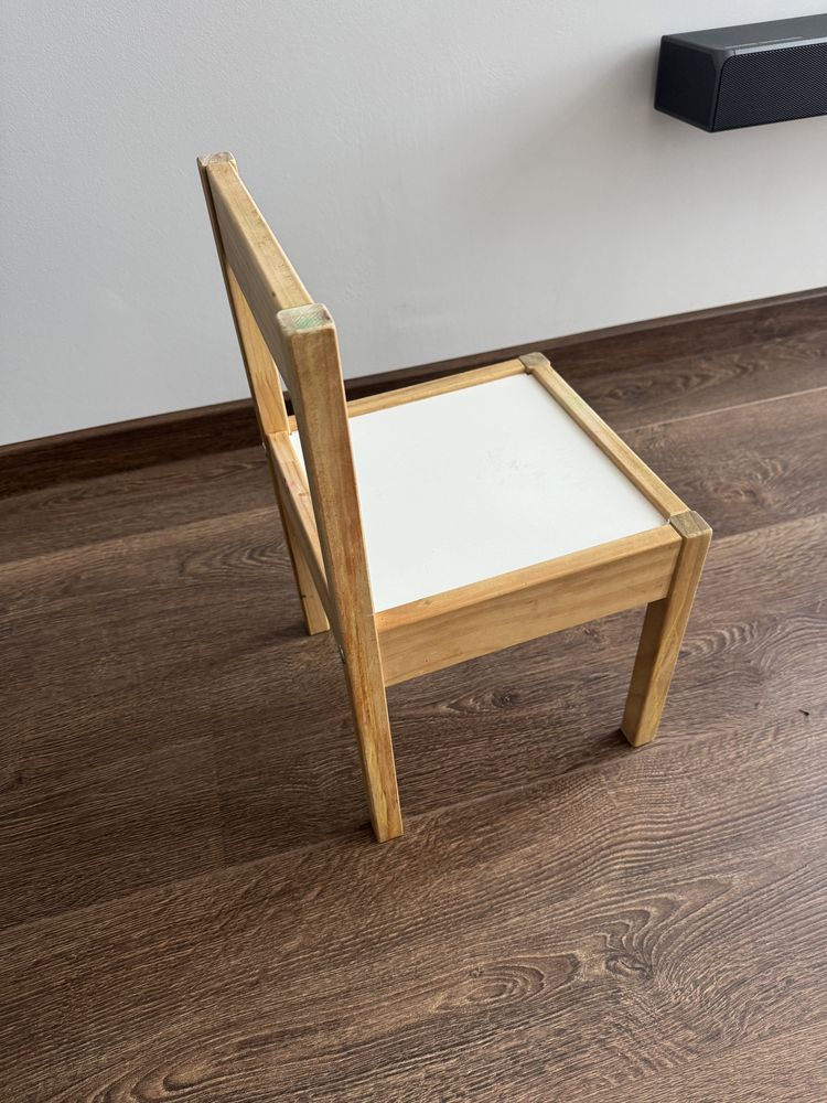 Stolk i dwa krzesełka