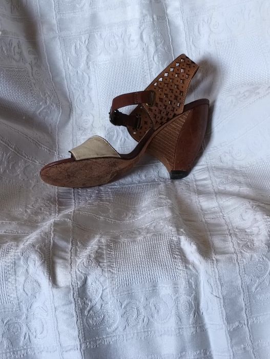 Sandálias em pele genuína