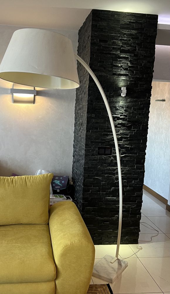 Lampa stojąca z marmurową podstawą