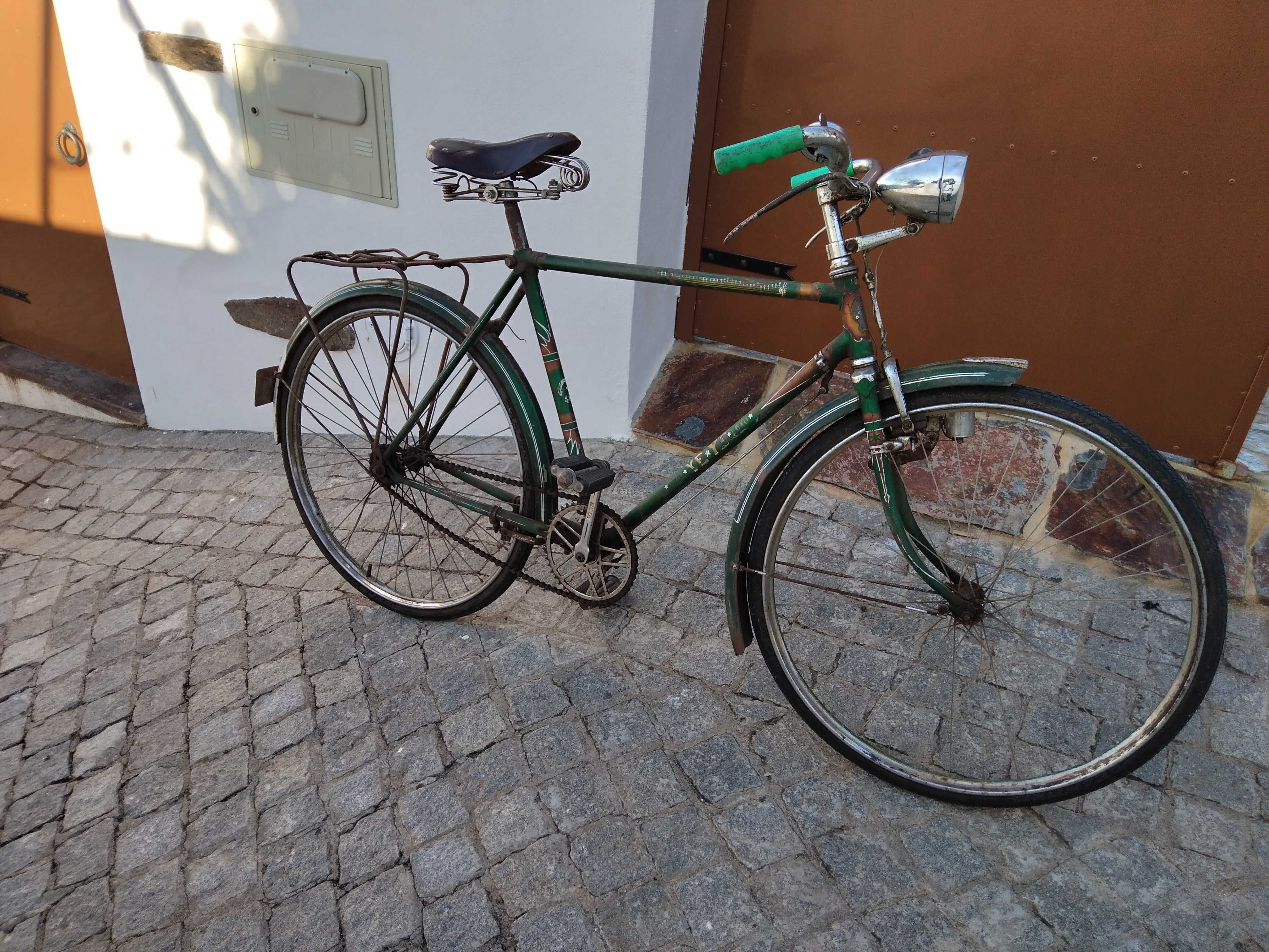 Bicicleta antiga pasteleira