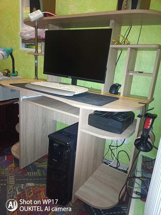 Стіл комп'ютерний