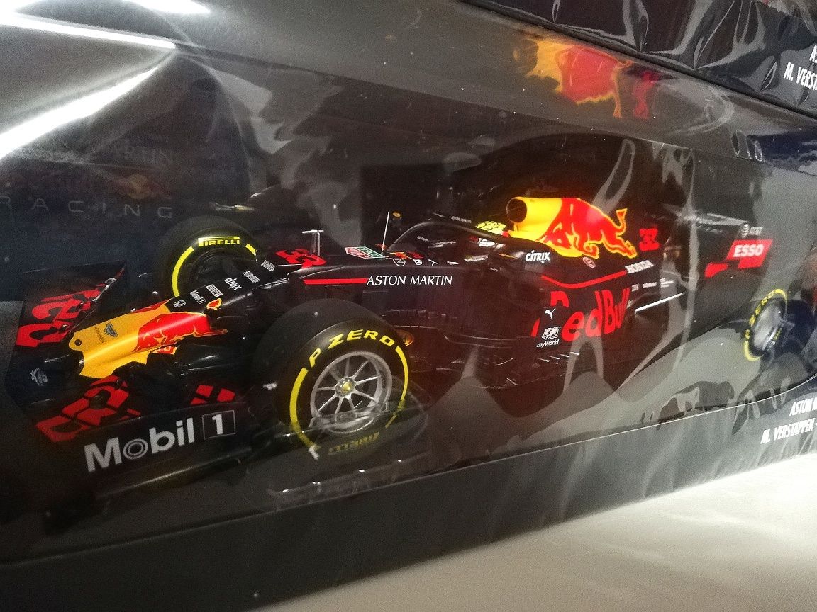 1:18 Fórmula 1 Max Verstappen, Red Bull RB15, Minichamps (NOVA)