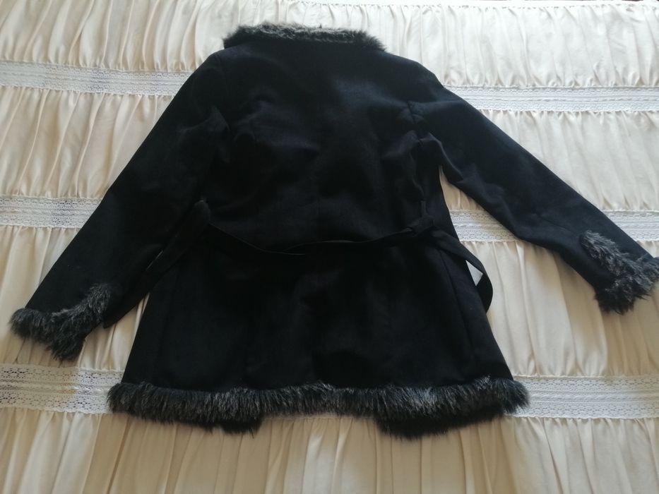 Casaco preto com pelo e cinto