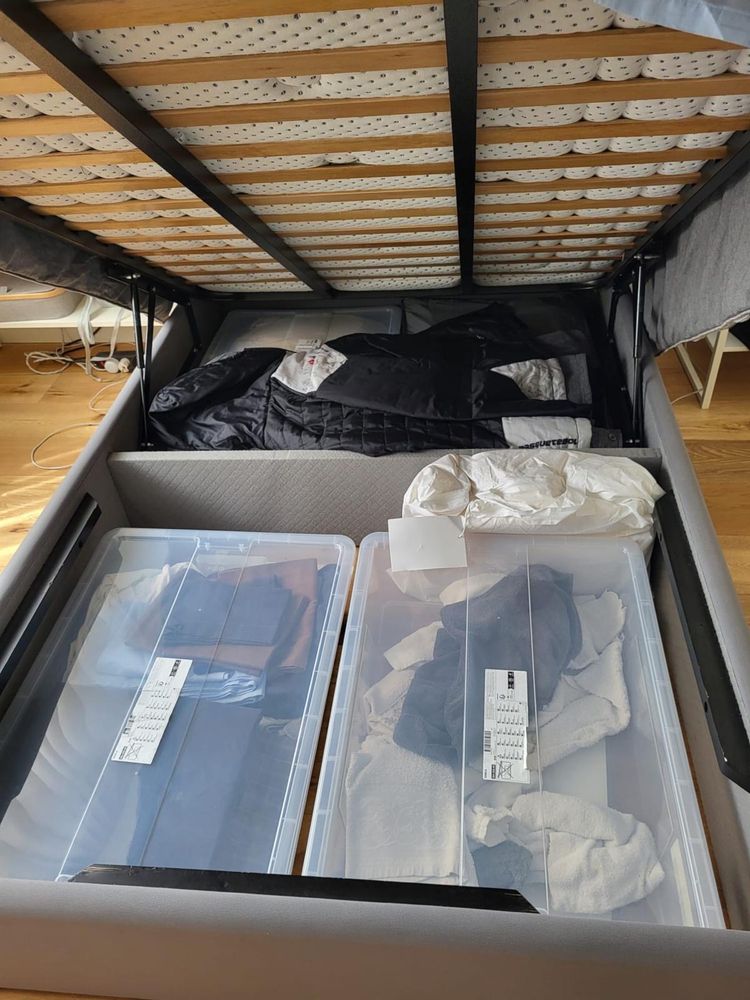 Cama + mesinhas de cabeceira + Colchão (1,20x1,90) com arrumação.