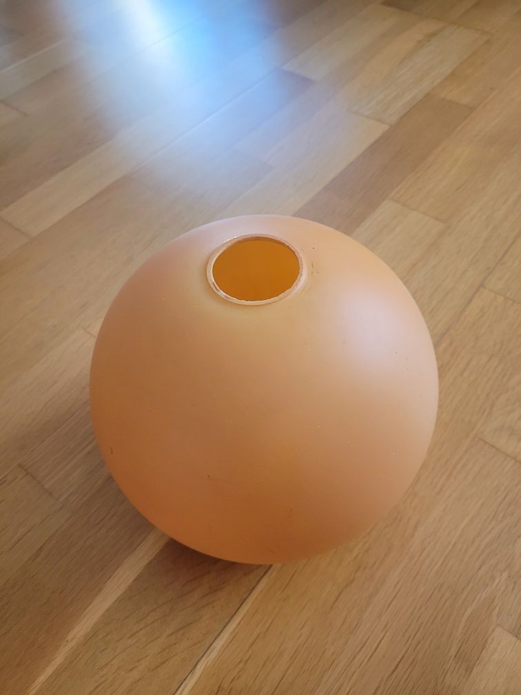 Pomarańczowy klosz na lampę.