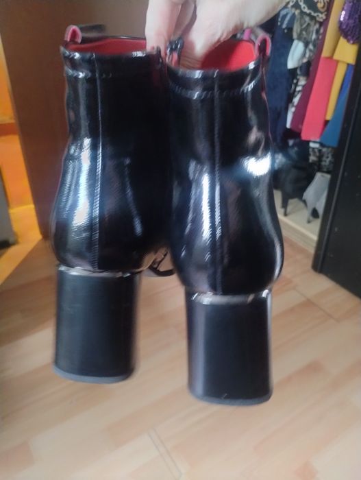 Botki lakierowane na słupku r. 41