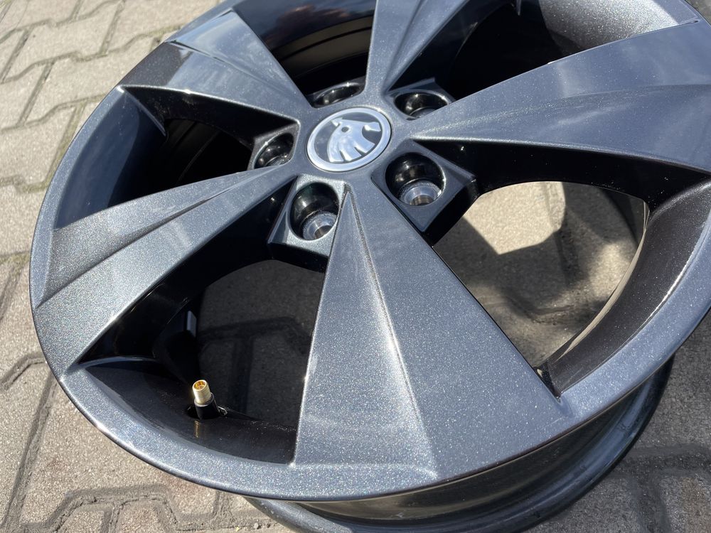 Nowe oryginalne felgi kola skoda octavia 16 cali 5x112 et45 czrny pol