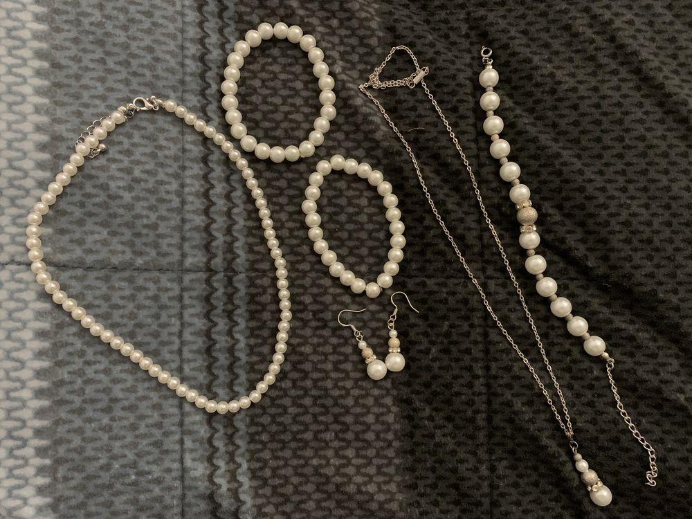 Dwa Zestawy biżuterii perły