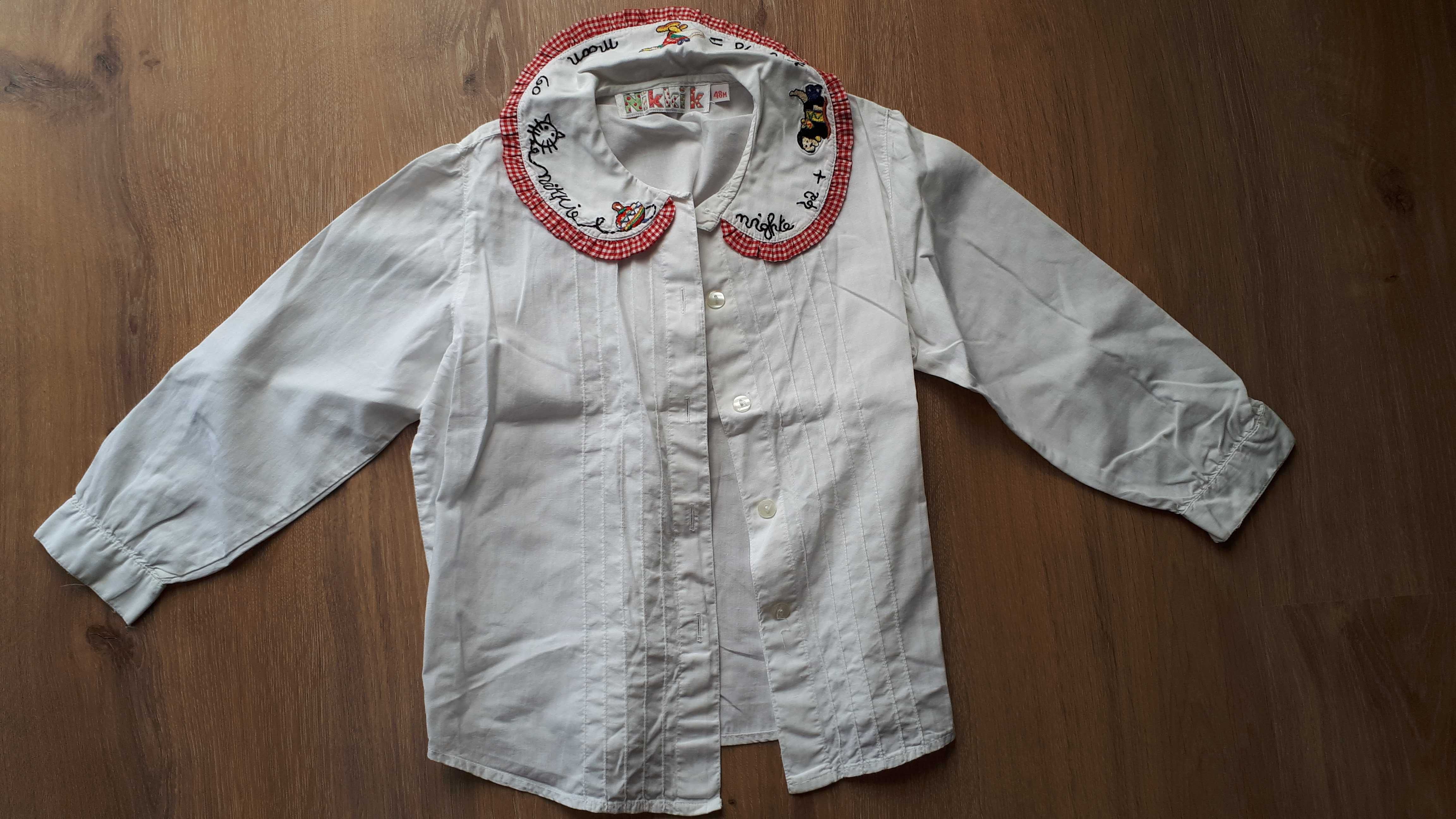 biała bluzka z ozdobnym kołnierzykiem r.104
