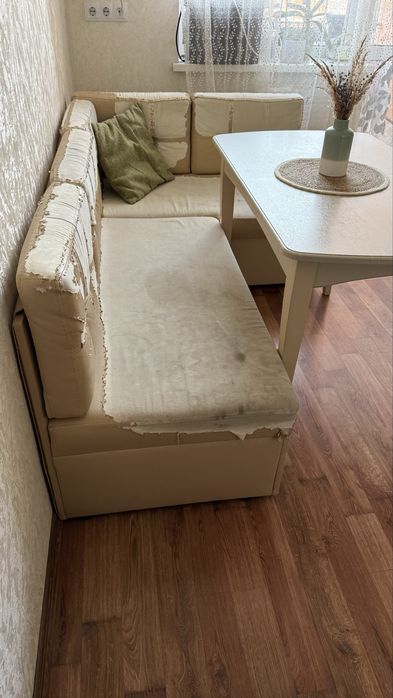 Стіл і диван кутовий на кухню