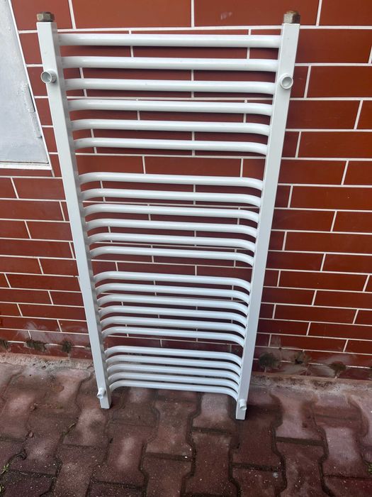 Grzejnik żeberkowy biały duży do łazienki.