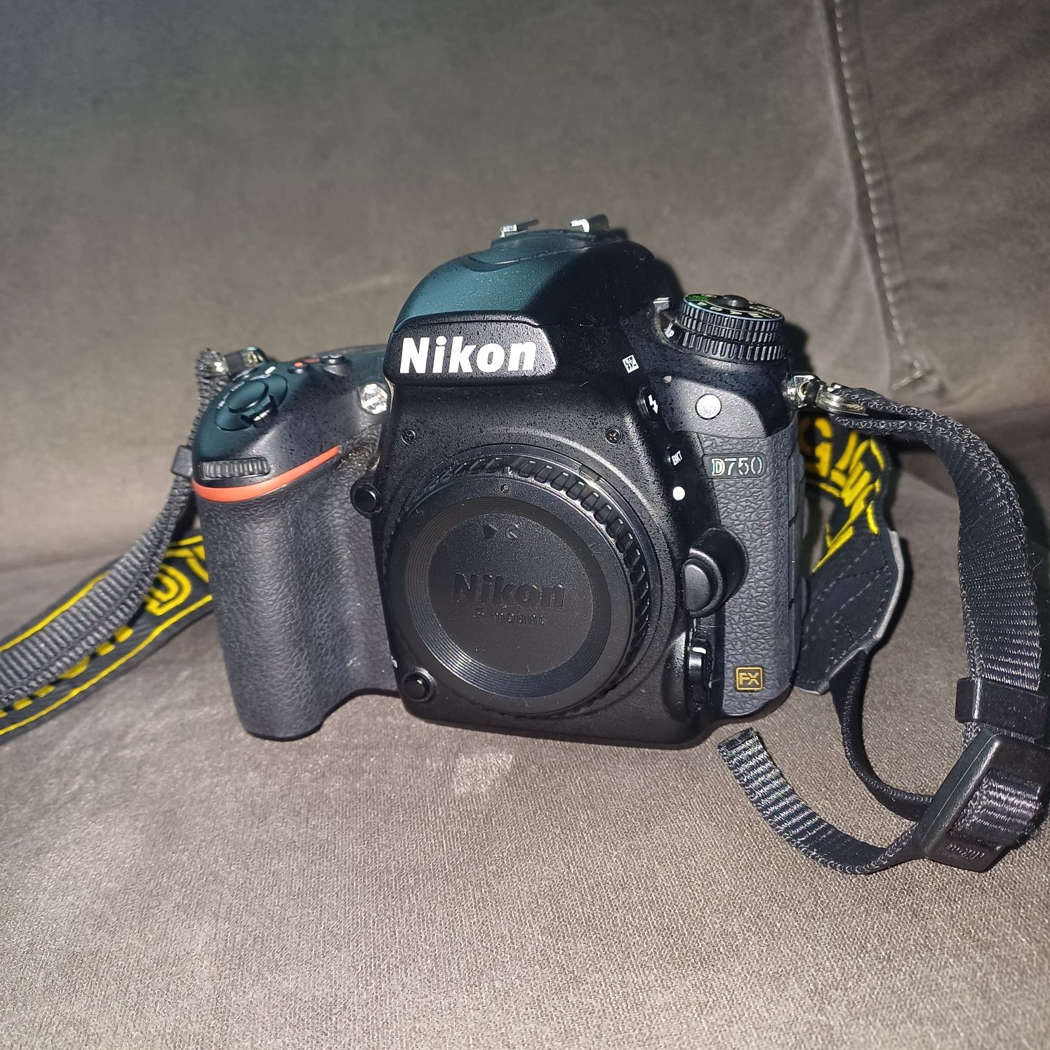 Aparat Nikon d750 Lampa nikon sb600, nikkor af-s 50 mm 1.8, torba hama