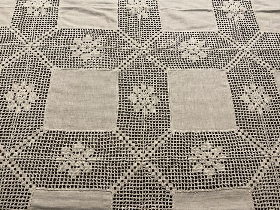 Toalha de mesa de crochet e linho, 190 x 260 cm. Nova.