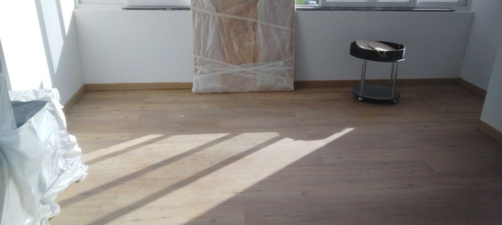 Colocação de chão flutuante e de vinil