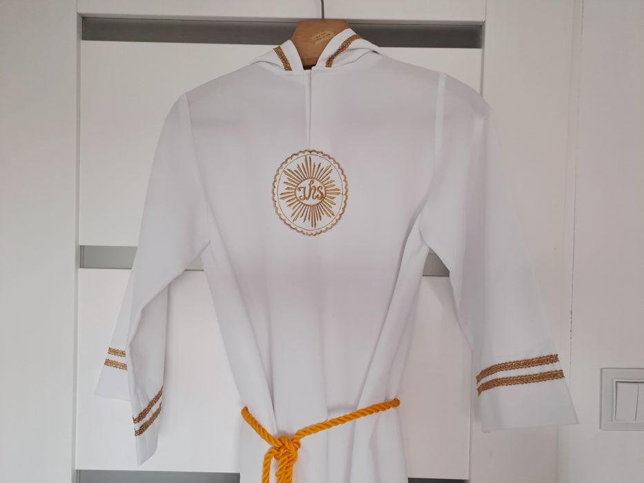 Alba komunijna dla chłopca pięknie zdobiona