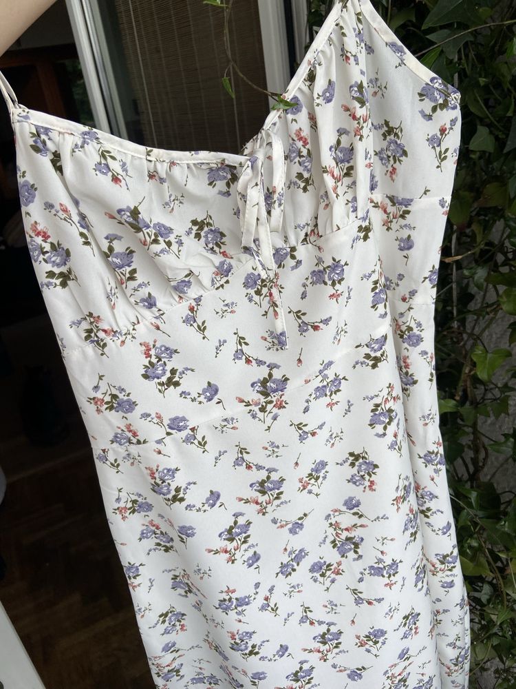 Sukienka w kwiaty midi
