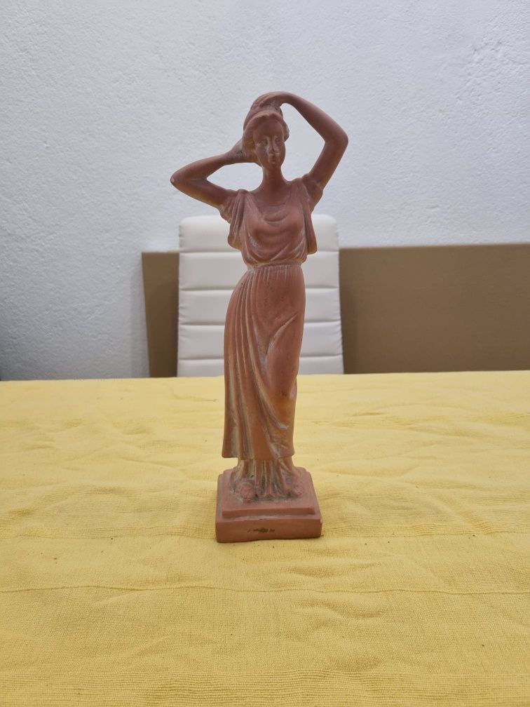 Estatueta medidas nas fotos