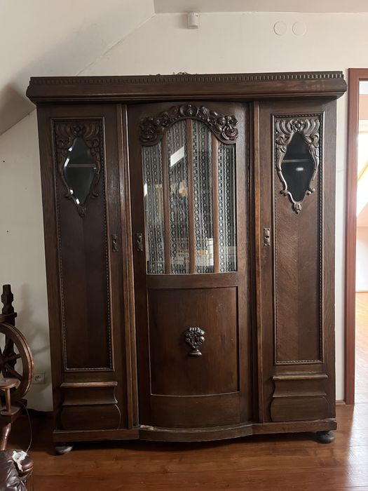 Szafa antyk z półkami