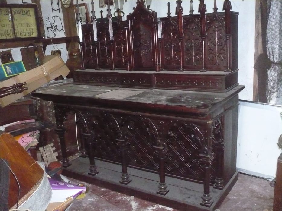 Altar antigo em madeira