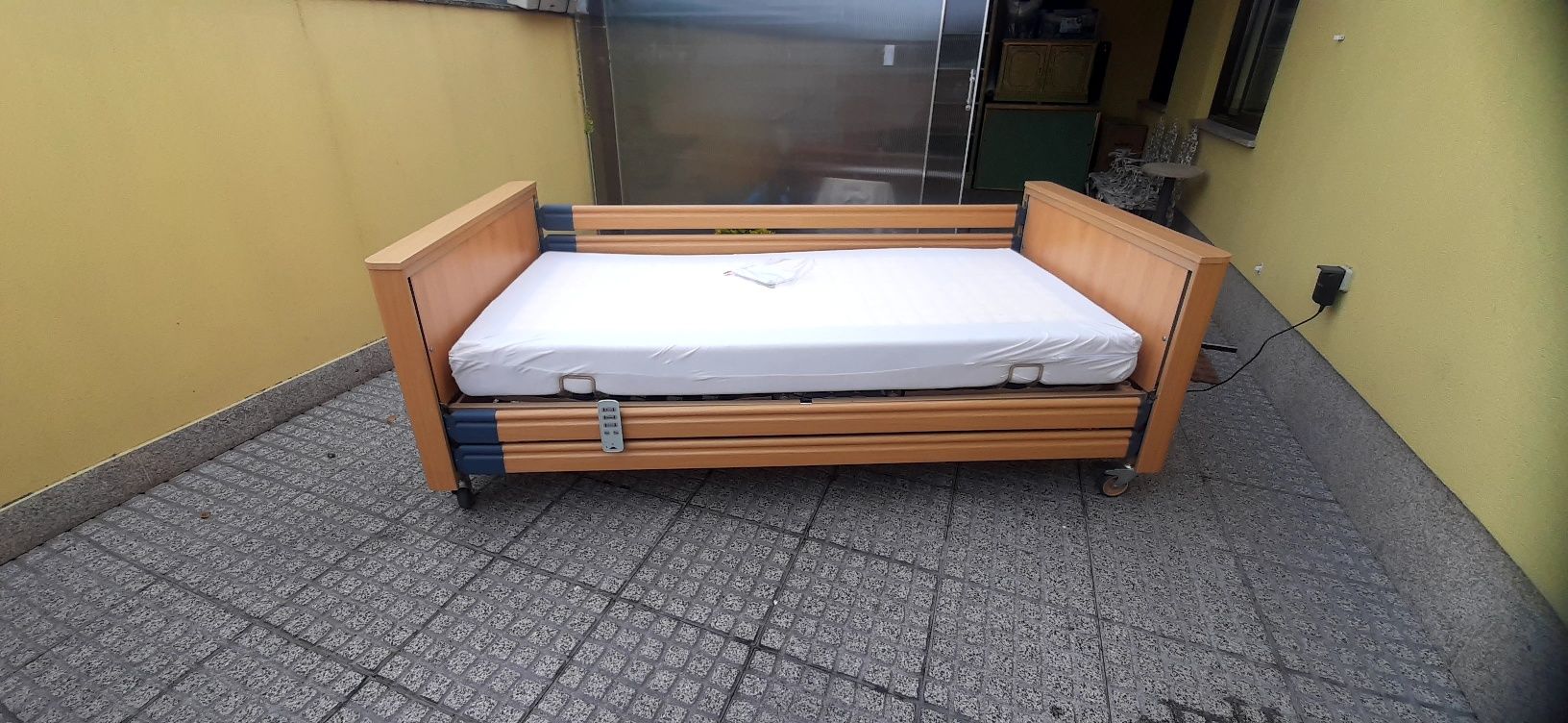 Cama articulada elétrica e elevatória hospitalar nova