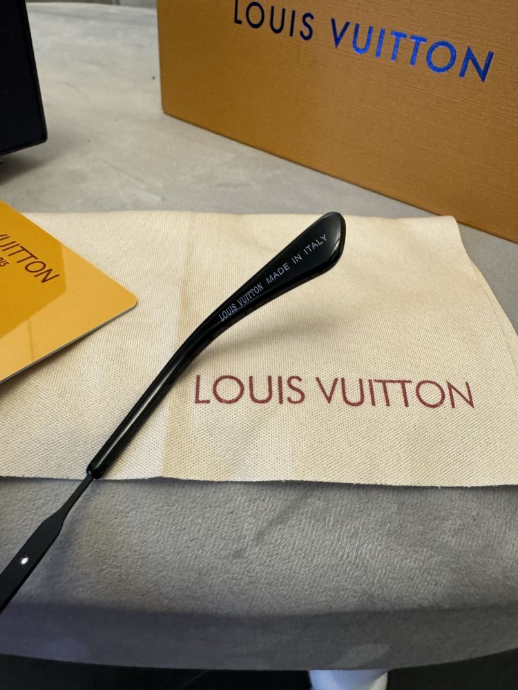 Солнцезащитные черные очки louis vuitton с гравировкой логотипа