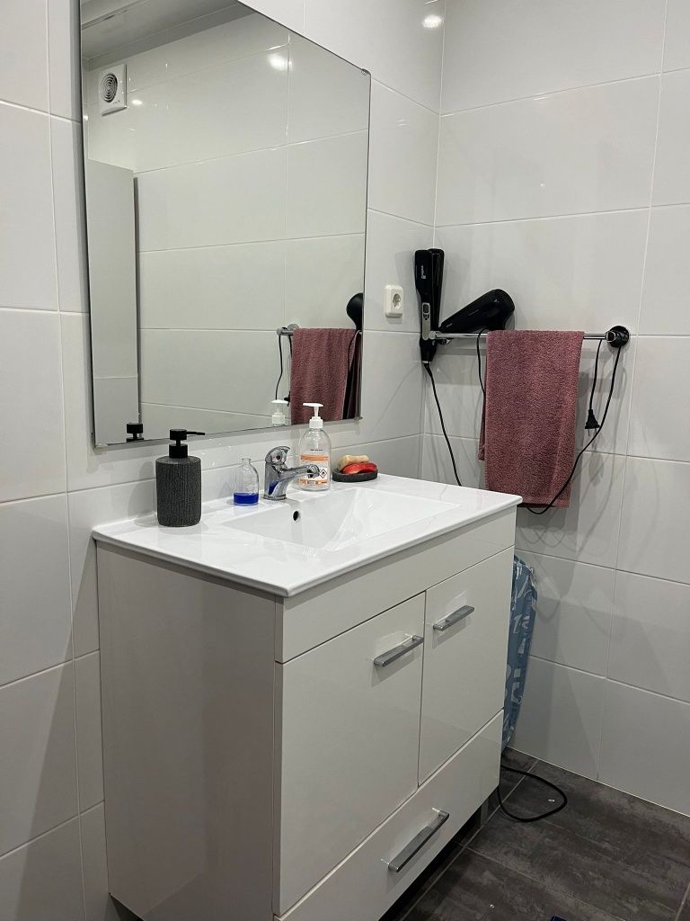 Alugo quarto a menina estudante