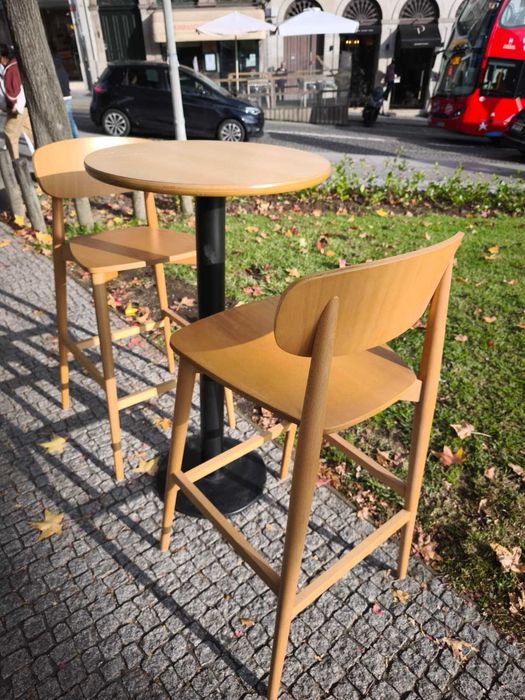 Uma mesa e duas cadeira, só se vende em conjunto