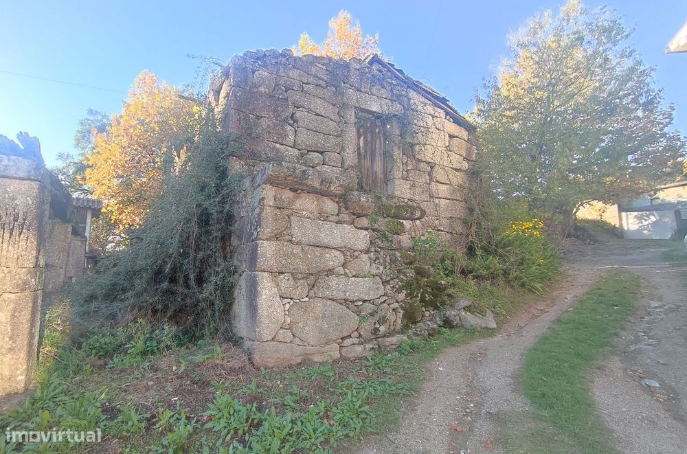 Moradia para restauro em Bouro Santa Maria, Amares